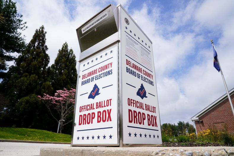 ARCHIVA - Un buzón electoral en el condado de Delaware, el 2 de mayo de 2022, en Newtown Square, Pensilvania. (AP Foto/Matt Rourke, Archivo)