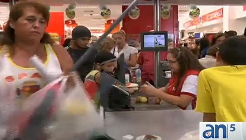 Llueven las críticas contra Maduro tras anunciar la activación de un sistema de racionamiento de alimentos y productos al estilo cubano.