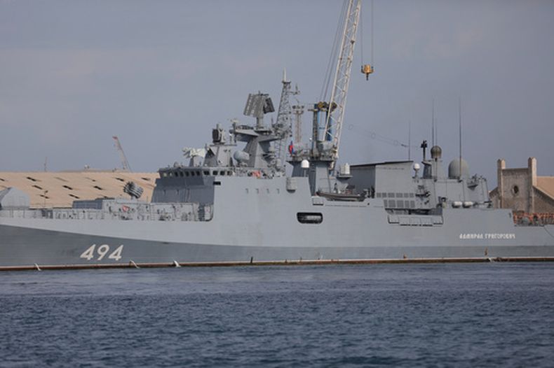 ARCHIVO - Un buque de guerra ruso atracado en Puerto Sudán, Sudán, el 28 de febrero de 2021. (Foto AP, Archivo)