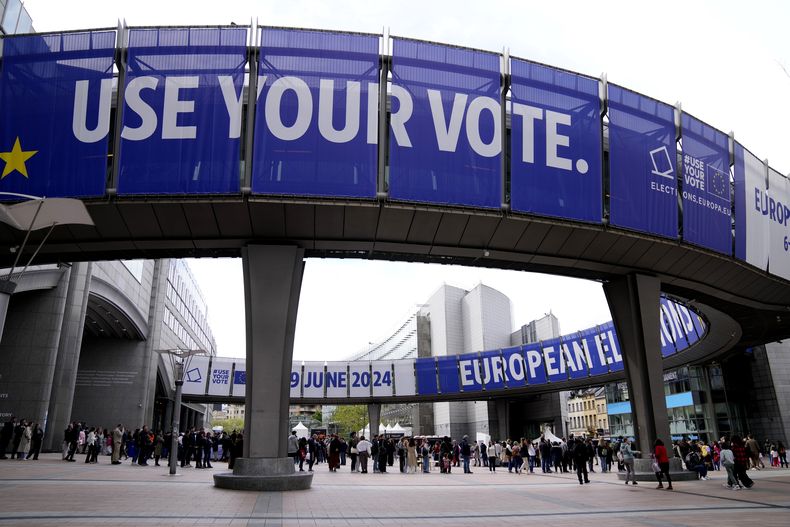 ARCHIVO - Gente esperando en fila para visitar el Parlamento Europeo durante las celebraciones del Día de Europa en Bruselas, el 4 de mayo de 2024. (AP Foto/Virginia Mayo, Archivo)