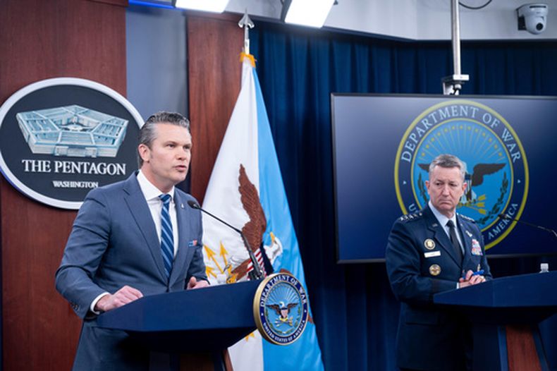 El secretario de Defensa estadounidense Pete Hegseth y el jefe del Estado Mayor Conjunto, el general Dan Caine en conferencia de prensa en el Pentágono en Washington, el 16 de abril del 2026. (AP foto/Kevin Wolf)