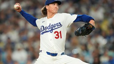 El lanzador abridor de los Dodgers de Los Ángeles, Tyler Glasnow, hace un envío al plato durante la primera entrada de un partido de béisbol contra los Padres de San Diego, el 24 de septiembre de 2026, en Los Ángeles. (Foto AP/Mark J. Terrill)