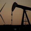 Un extractor de petróleo y un molino de energía eólica cerca de Hays, Kansas, el 30 de septiembre del 2024. (AP foto/Charlie Riedel)