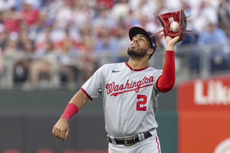 El segunda base de los Nacionales de Washington Luis Garcia atrapa una bola de J.T. Realmuto de los Filis de Filadelfia en la sexta entrada del juego del viernes 30 de junio del 2023. (AP Foto/Laurence Kesterson)