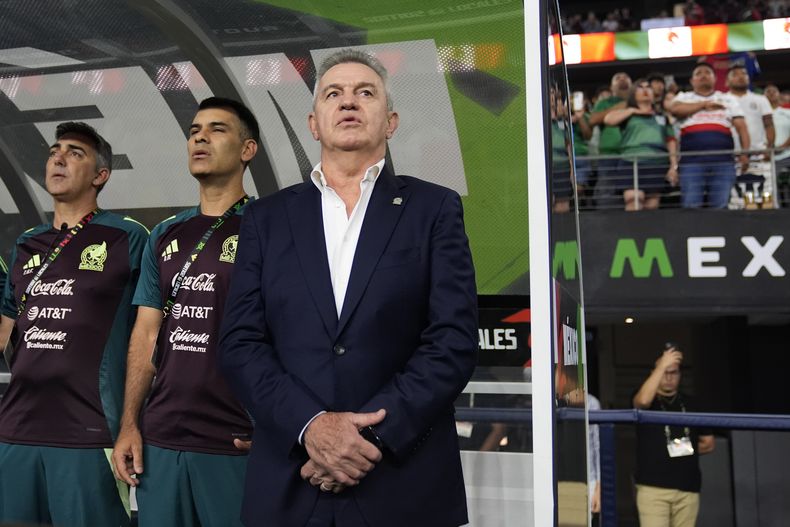 El técnico de México Javier Aguirre (centro) previo al partido amistoso contra Canadá, el 10 de septiembre de 2024, en Arlington, Texas. (AP Foto/Tony Gutiérrez)