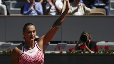 La bielorrusa Aryna Sabalenka celebra tras superar a la rusa Kamilla Rakhimova en la tercera ronda del Abierto de Francia el viernes 2 de junio del 2023. (AP Foto/Thibault Camus)