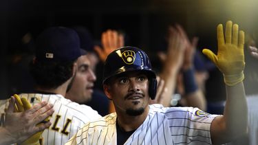 Adames y McCutchen pegan jonrones; Cerveceros vencen a Rojos