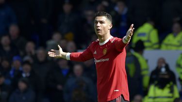 Policía investiga a Cristiano por arrancar teléfono de fan