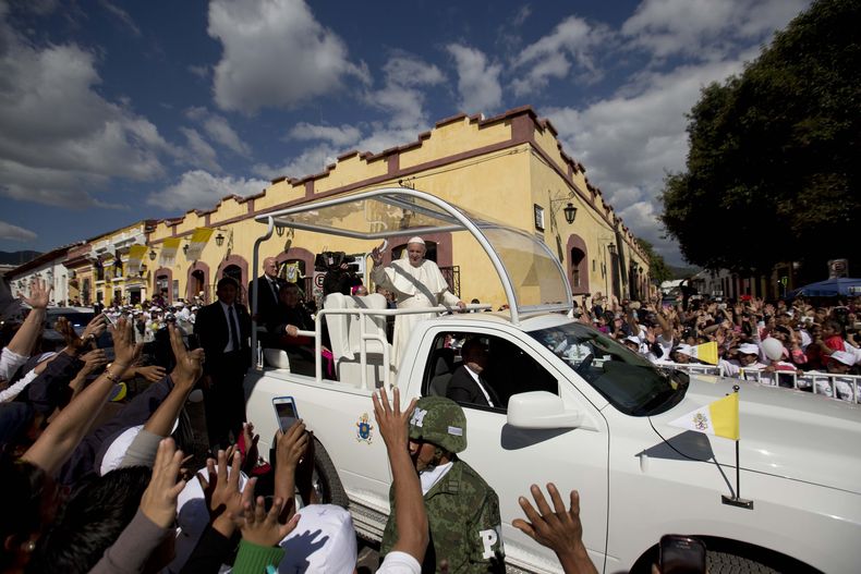 ARCHIVO - El papa Francisco saluda desde su papamóvil a su salida de la catedral en San Cristóbal de las Casas, México, el 15 de febrero de 2016. (AP Foto/Eduardo Verdugo, Archivo)