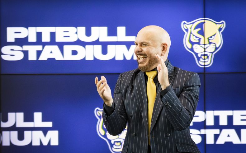 El artista cubano-estadounidense Pitbull en una conferencia de prensa anunciando una asociación atlética con la Universidad Internacional de Florida en el Tamiami Hall de Miami, Florida, el martes 13 de agosto de 2019. 6, 2024. (Sophia Bolivar/Miami Herald vía AP)
