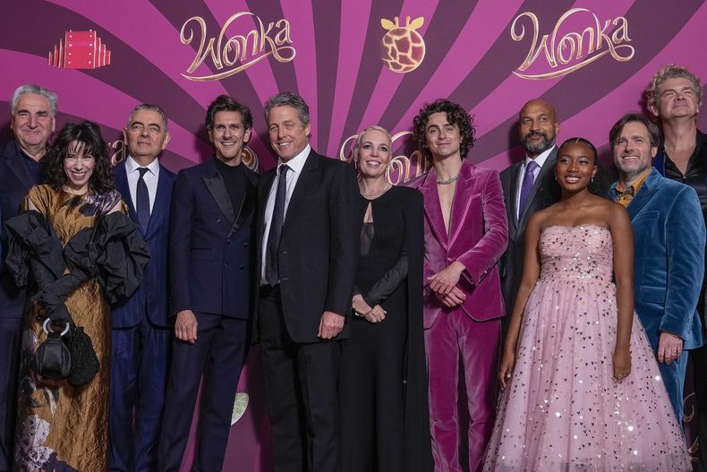Jim Carter, de izquierda a derecha, Sally Hawkins, Rowan Atkinson, Mathew Baynton, Hugh Grant, Olivia Colman, Timothee Chalamet, Keegan-Michael Key, Calah Lane, el director Paul King y Simon Farnaby posan a su llegada a la premiere de Wonka el martes 28 de noviembre de 2023 en Londres. (Scott Garfitt/Invision/AP)