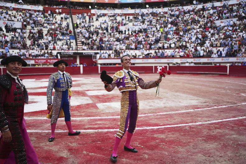 El torero mexicano Diego Silveti sonríe a los aficionados en la plaza tras una corrida en Aguascalientes, México, el domingo 27 de abril de 2025. (AP Foto/Eduardo Verdugo)