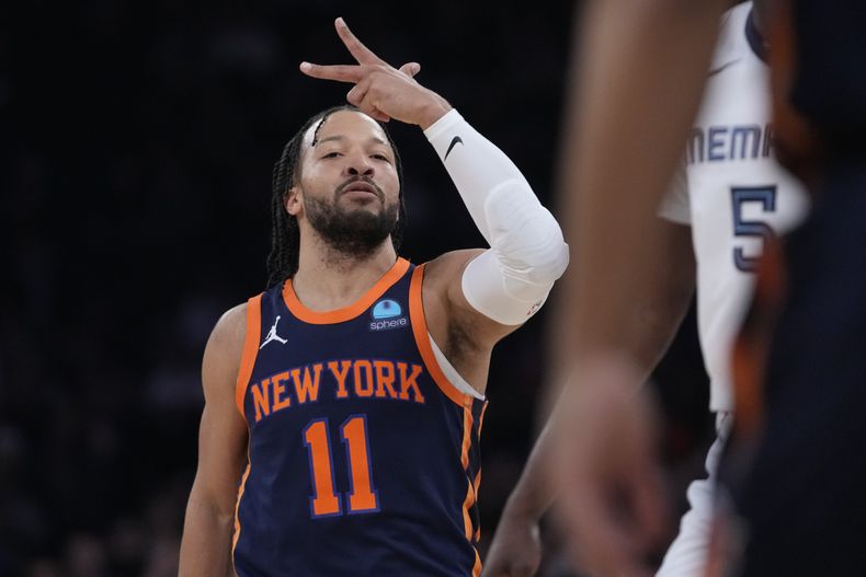 Jalen Brunson, base de los Knicks de Nueva York, festeja tras encestar un triple en el duelo del martes 6 de febrero de 2024, ante los Grizzlies de Memphis (AP Foto/Mary Altaffer)