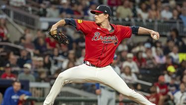 Max Fried, de los Bravos de Atlanta, lanza en el cuarto inning del juego ante los Reales de Kansas City, el viernes 27 de septiembre de 2024 (AP Foto/Jason Allen)
