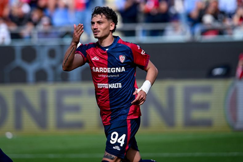Sebastiano Esposito del Cagliari celebra tras anotar en el encuentro de la Serie A ante el Cremonese el sábado 11 de abril del 2026. (Gianluca Zuddas/LaPresse via AP)