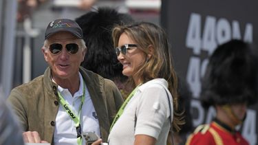 ARCHIVO- El director general de LIV Golf Greg Norman está de pie a un costado de su esposa Kirsten Kutner, durante la última ronda del torneo inaugural del Invitacional LIV Golf en el Club Centurion, en St. Albans, Inglaterra, el sábado 11 de junio de 2022. Norman y su esposa son demandados por una niña de secundaria quien dice que fue agredida sexualmente en la casa de la pareja en Florida, en septiembre de 2021, por dos niños durante una fiesta en la que se sirvió alcohol a menores de edad. (AP Foto/Alastair Grant, Archivo)