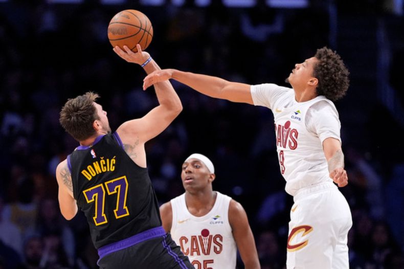 Luka Doncic, de los Lakers de Los Ángeles, dispara frente a Craig Porter Jr., de los Cavaliers de Cleveland, en el partido del martes 31 de marzo de 2026 (AP Foto/Mark J. Terrill)
