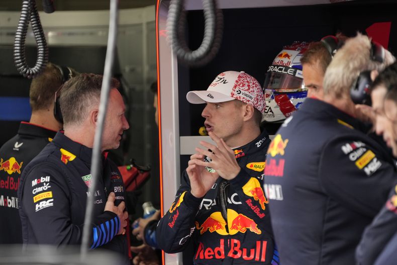 El piloto de Red Bull, el holandés Max Verstappen reacciona en el garage durante la segunda sesión de práctica para el Gran Premio de Japón en el circuito de Suzuka el viernes 5 de abril del 2024. (AP Foto/Hiro Komae)