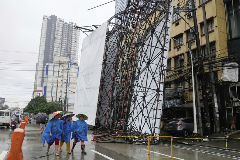 Una valla derribada en Quezon, Filipinas, en medio de fuertes vientos por la tormenta tropical Wipha, el 19 de julio del 2025. (AP foto/Aaron Favila)