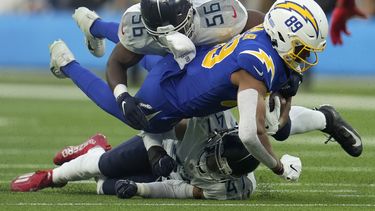 Parham, de Chargers, sufre emoción tras lo sucedido a Hamlin