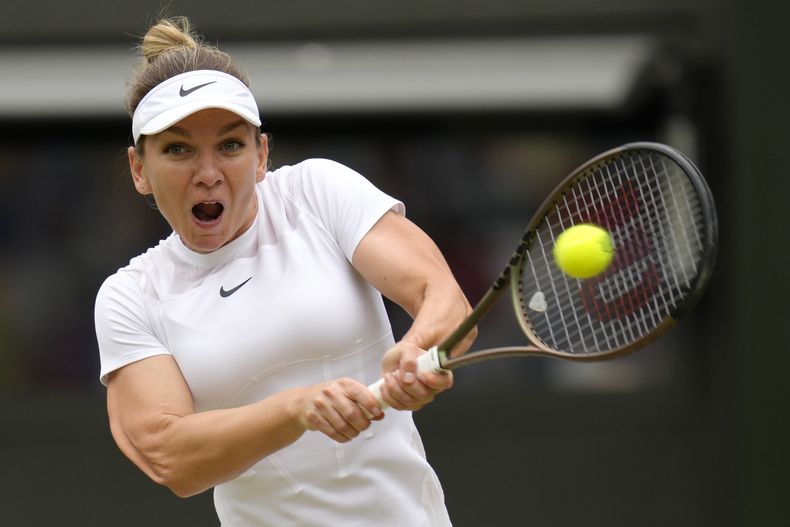 ARCHIVO - En foto de 6 de julio del 2022, la rumana Simona Halep regresa un golpe de la estadounidense Amanda Anisimova en los cuartos de final de Wimbledon. El viernes 15 de diciembre del 2023, Halep deja de trabajar con Mouratoglou a la espera de la decisión del TAS tras su apelación a la suspensión de 4 años por dopaje. (AP Foto/Kirsty Wigglesworth, Archivo)