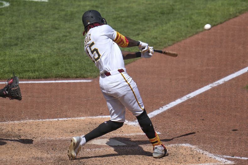 Oneil Cruz de los Piratas de Pittsburgh conecta un jonrón de dos carreras ante el lanzador de los Mets de Nueva York, Dedniel Núñez, durante la séptima entrada de un partido de béisbol en Pittsburgh, el domingo 29 de junio de 2025. (AP Photo/Gene J. Puskar)