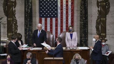 Pelosi: se impedirá que Trump pueda disparar un arma nuclear