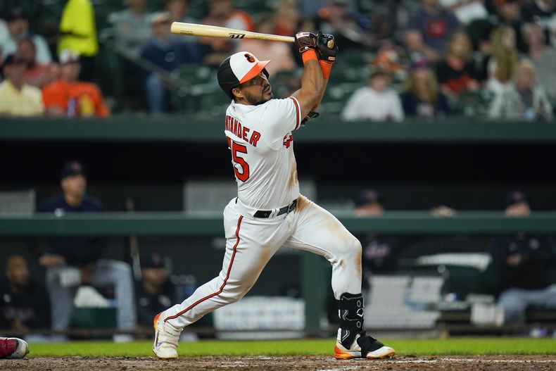 El venezolano Anthony Santander, de los Orioles de Baltimore, conecta un doble en el encuentro del martes 30 de mayo de 2023 ante los Guardianes de Cleveland (AP Foto/Julio Cortez)