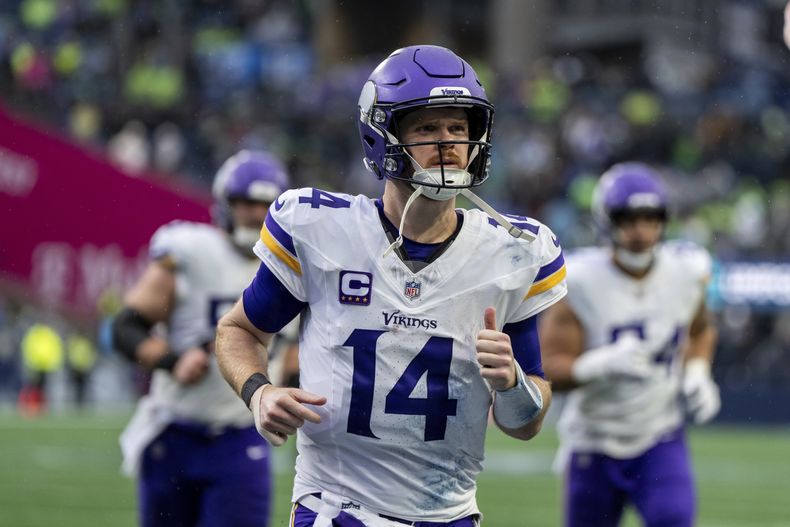 ARCHIVO - El quarterback de los Vikings de Minnesota Sam Darnold sale corriendo del campo durante un partido de la NFL contra los Seahawks de Seattle, el domingo 22 de diciembre de 2024, en Seattle. (AP Foto/Stephen Brashear, Archivo)