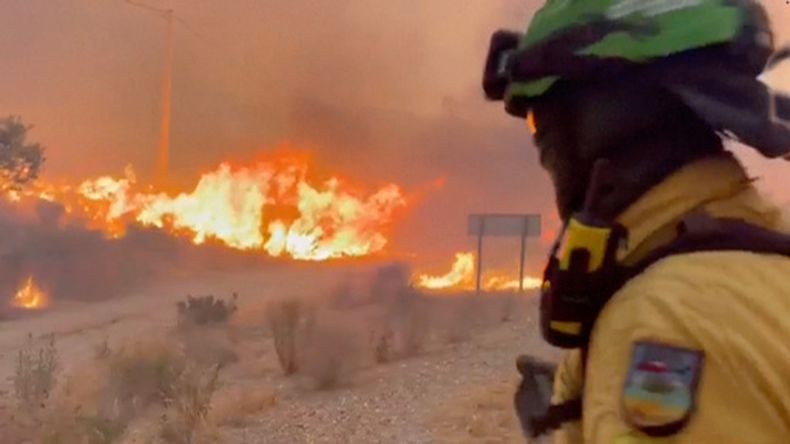 En la imagen, tomada de un video proporcionado por INFOCA, varios bomberos combaten un incendio forestal cerca de Los Gallardos, en Almería, España, el jueves 9 de julio de 2026. (INFOCA vía AP)
