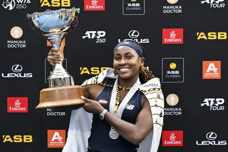 La estadounidense Coco Gauff posa con el trofeo tras vencer a la ucraniana Elina Svitolina en la final del Abierto de Auckland el domingo 7 de enero del 2024. (Andrew Cornaga/Photosport via AP)