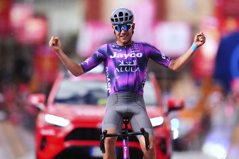 El australiano Luke Plapp celebra en la meta tras ganar la octava etapa del Giro de Italia entre Giulianova y Castelraimondo el sábado 17 de mayo del 2025. (Massimo Paolone/LaPresse via AP)
