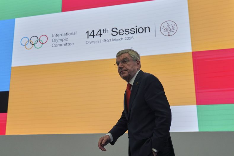 Thomas Bach, el presidente del Comité Olímpico Internacional, tras una rueda de prensa, en Costa Navarino, Grecia, el lunes 17 de marzo de 2025. (AP Foto/Thanassis Stavrakis)