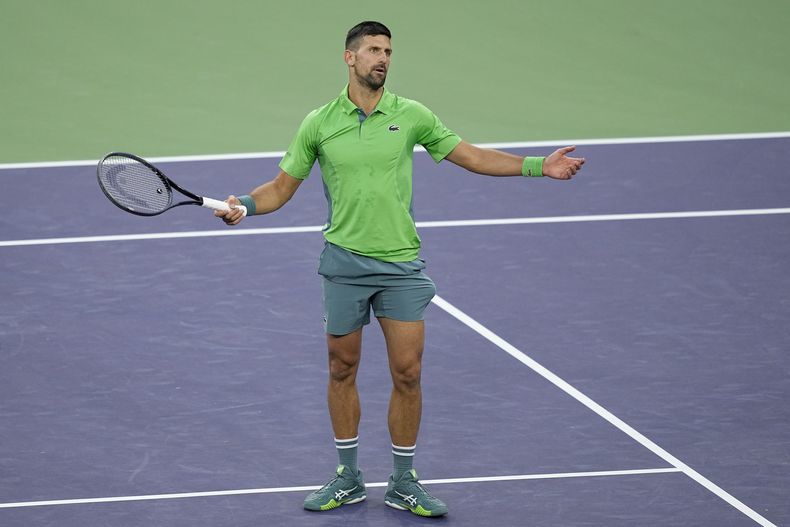 Novak Djokovic reacciona después de perder un punto en contra de Luca Nardi en el Abierto de Indian Wells, el lunes 11 de marzo de 2024, en Indian Wells, California. (AP Foto/Mark J. Terrill)