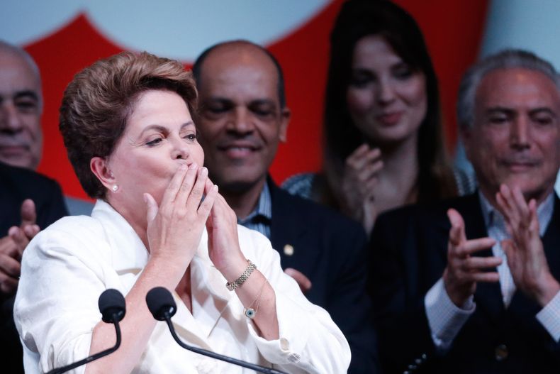 La presidenta brasile&ntilde;a Dilma Rousseff arroja besos a sus partidarios mientras festeja su reelecci&oacute;n en un hotel de Brasilia, Brasil, el domingo 26 de octubre de 2014. (Foto AP/Eraldo Peres)