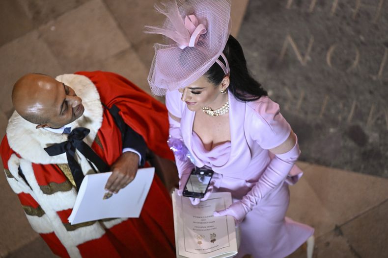 Katy Perry sale de la Abadía de Westminster tras la ceremonia de coronación del rey Carlos III en Londres, el sábado 6 de mayo de 2023. (Gareth Cattermole/Pool Photo via AP)