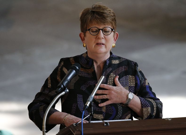 La vicepresidenta de Associated Press y directora general Kathleen Carrol en el funeral de la fotoperiodista de Associated Press Anja Niedringhaus, en Hoexter, Alemania, el s&aacute;bado 12 de abril del  2014. Niedringhaus fue muerta por polic&iacute;as a