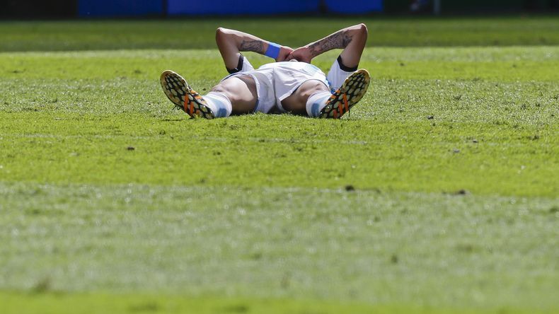Angel di Mar&iacute;a, de Argentina, yace en la cancha luego de lastimarse durante el partido de cuartos de final de la Copa del Mundo frente a B&eacute;lgica, el s&aacute;bado 5 de julio de 2014, en Brasilia (AP Foto/Frank Augstein)
