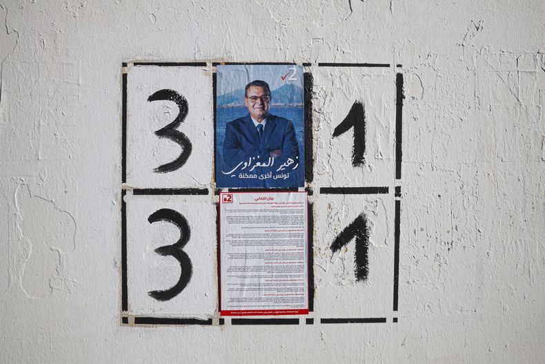 Un estandarte electoral del candidato presidencial, Zouhair Maghzaoui, en Sfax, Túnez, el domingo 15 de septiembre de 2024, antes de las próximas elecciones presidenciales. (AP Foto/Ons Abid)