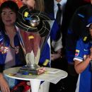 La presidenta interina de Venezuela, Delcy Rodríguez, a la derecha, a un costado del trofeo del Clásico Mundial de Béisbol un día después de que el equipo de Venezuela derrotó en la final a Estados Unidos, el miércoles 18 de marzo de 2026, en el Palacio Presidencial de Miraflores, en Caracas. (AP Foto/Ariana Cubillos)