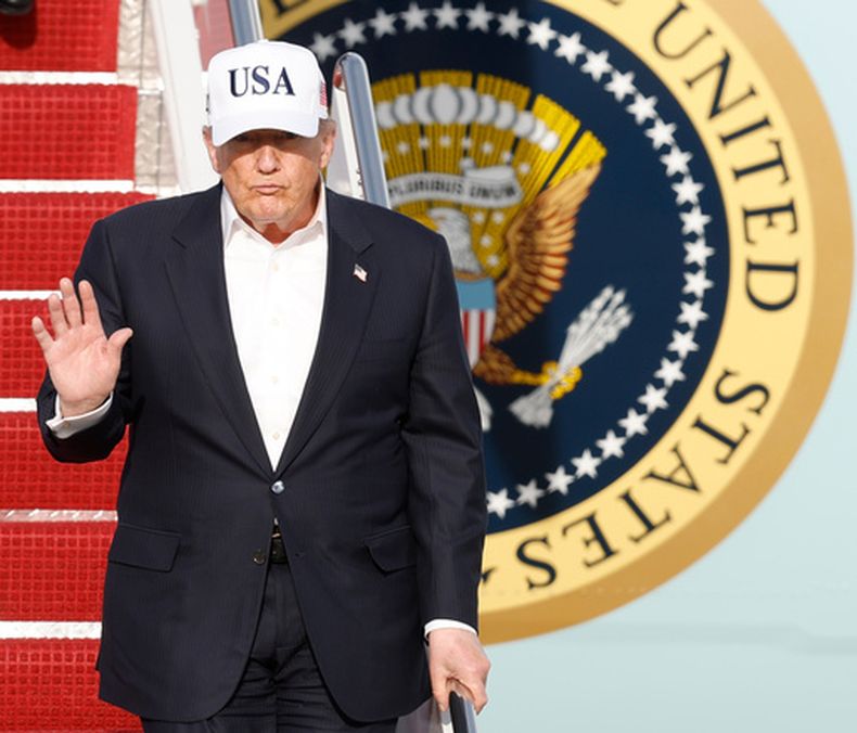 El presidente de Estados Unidos, Donald Trump, baja por las escaleras del Air Force One a su llegada a la Base Conjunta Andrews, Maryland, el viernes 15 de mayo de 2026. (AP Foto/Luis M. Alvarez)