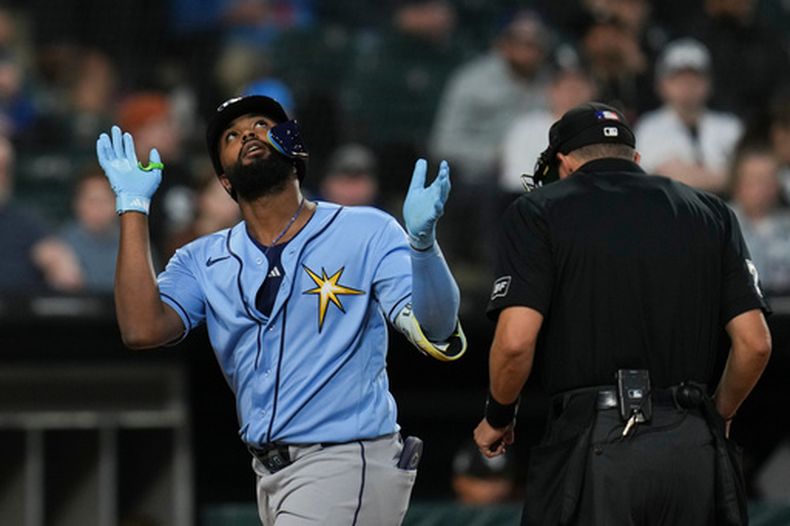 El dominicano Junior Caminero, de los Rays de Tampa Bay, festeja su jonrón en el duelo del miércoles 15 de abril de 2026, ante los Medias Blancas de Chicago (AP Foto/Erin Hooley)