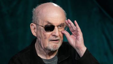 El escritor Salman Rushdie habla en una entrevista el miércoles 29 de octubre de 2025, en Nueva York. (AP Foto/Richard Drew)