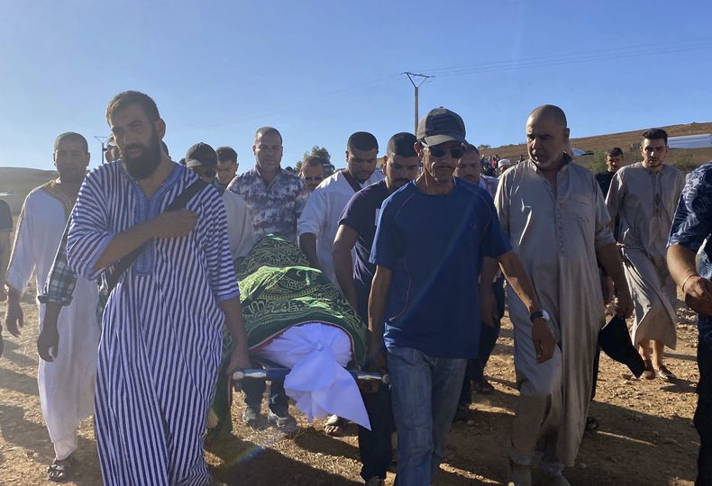 Un grupo de personas acude al funeral de Bilal Kissi, quien murió a manos de las fuerzas argelinas, en la ciudad de Saaidia, Marruecos, el jueves 31 de agosto de 2023. (AP Foto)