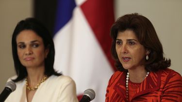 americateve | La ministra de relaciones exteriores de Colombia, Mar&iacute;a &Aacute;ngela Holgu&iacute;n, a la derecha, habla durante una conferencia de prensa con su contraparte paname&ntilde;a Isabel Saint Malo, en Panam&aacute;, el viernes 17 de octubre de 2014. (A
