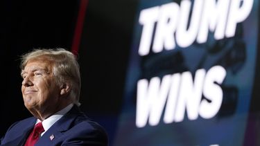 El precandidato presidencial republicano, el expresidente Donald Trump, habla durante una fiesta tras los caucus republicanos, en Des Moines, Iowa, el lunes 15 de enero de 2024. (AP Foto/Andrew Harnik)