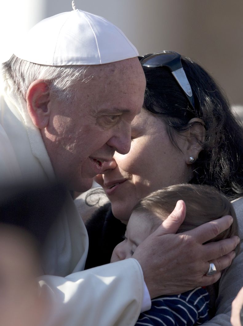 En imagen del 18 de diciembre de 2013, el papa Francisco acaricia a un ni&ntilde;o durante su audiencia semanal en la plaza de San Pedro en el Vaticano. El pont&iacute;fice grab&oacute; un video aficionado en el que elogia el reciclaje. (Foto de AP/Alessa