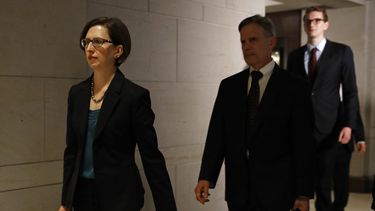 Funcionaria testifica en investigación de juicio a Trump