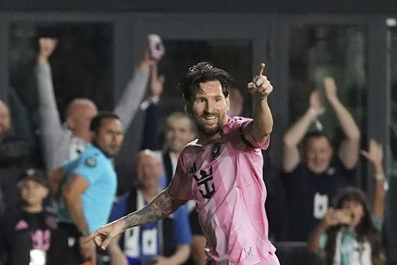 El argentino Lionel Messi, del Inter Miami, festeja tras anotar ante el Sporting Kansas City, durante un partido de la Copa de Campeones de la CONCACAF, el martes 25 de febrero de 2025, en Fort Lauderdale, Florida (AP Foto/Rebecca Blackwell)