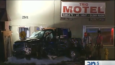 americateve | Hospitalizan a dos personas tras estrellarse en una camioneta robada contra un motel en West Park, Broward.